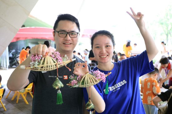 市民展示非遗竹编手作作品