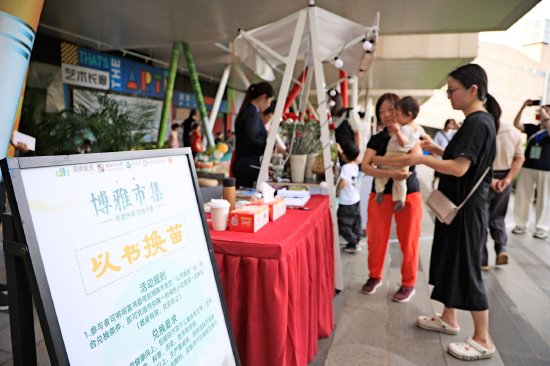 琳琅满目摊位吸引市民驻足围观