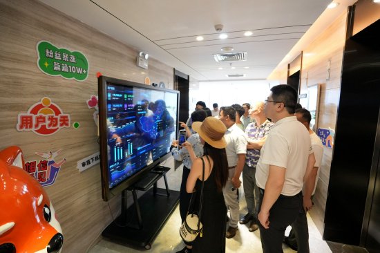 图为佛山自媒体代表参观深圳本地宝总部
