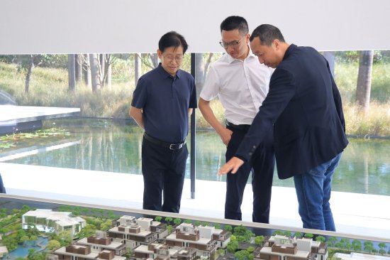 华润置地佛山总经理张政为张常委、温会长介绍