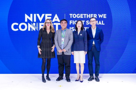 　　第七届中国国际进口博览会NIVEA CONNECT启幕活动 左起依次为： Grita Loebsack 拜尔斯道夫执行董事会董事，妮维雅全球总裁 吴国宏 上海市心理学会副监事长，复旦大学儿童青少年发展研究中心研究员 薛薇 拜尔斯道夫集团东北亚董事总经理 许浩 妮维雅品牌中国区市场营销副总裁