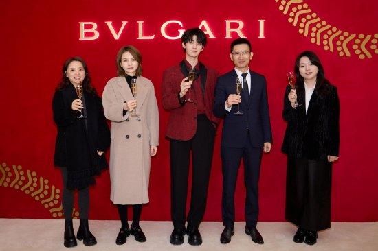北城天街推广负责人朱丽女士、北城天街总经理张薇女士、宝格丽香氛亚太区品牌大使周翊然、宝格丽香氛中国区总经理乔雪冬先生、北城天街运营负责人向雪女士(从左至右)共同欢祝乙巳蛇年