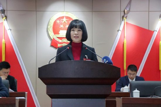 龙江镇镇长人选俞飞燕代表镇人民政府向大会报告政府工作。