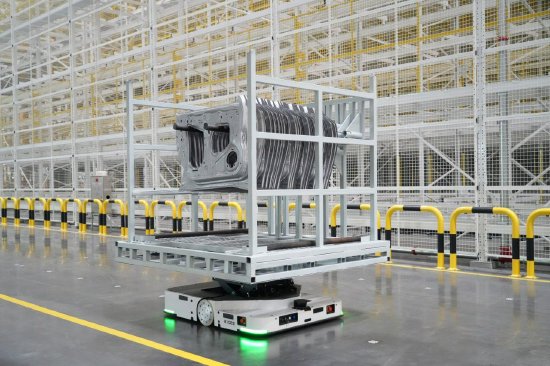 重载型AGV设备智能搬运。