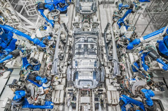 焊接车间大规模应用高速机器人。