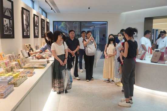 来自天津、上海、湖南、新疆、广东等地网络作家在江门开平考察创作环境