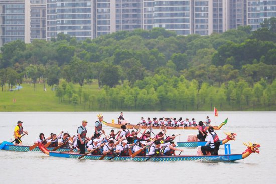广州黄埔:“穗城源”第三届九龙湖龙舟邀请赛举行。图:李剑锋