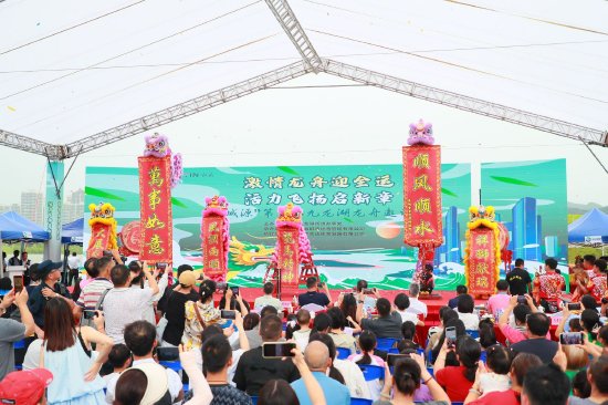广州黄埔:“穗城源”第三届九龙湖龙舟邀请赛举行。图:李剑锋