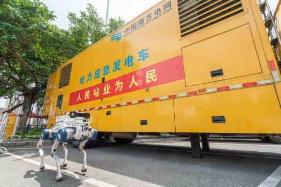 5月26日,南方电网广东珠海斗门供电局采用“无人机+机器狗”智慧巡检模式开展龙舟赛保供电。 (裴颖 摄)