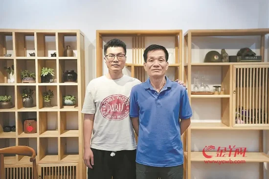 退役军人罗振华(右)和他的儿子罗健恒 羊城晚报全媒体记者 蔡嘉鸿 摄