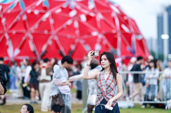 南沙草莓音乐节4日在南沙音乐秀场举行。