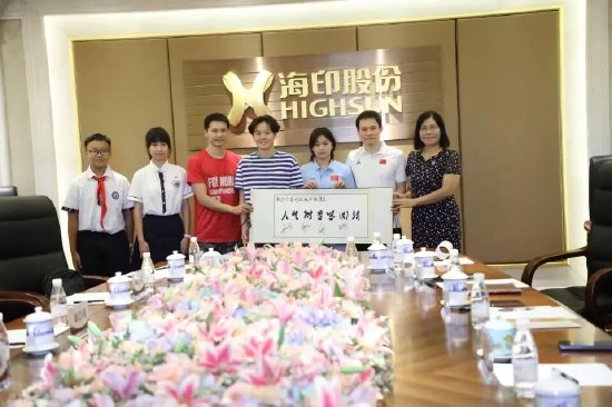 奥运冠军向海印实验学校赠送字画邵建明董事长为奥运冠军们送上纪念品