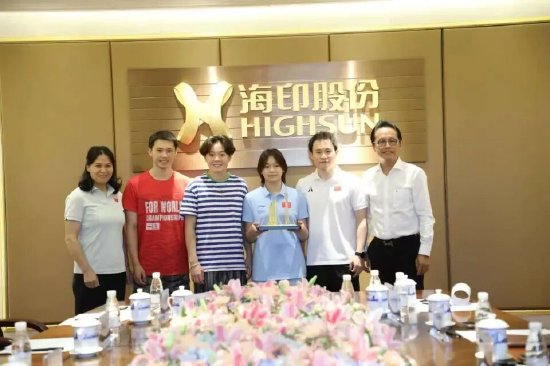 奥运冠军向海印实验学校赠送字画邵建明董事长为奥运冠军们送上纪念品