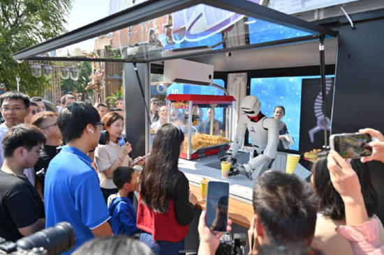 图注：2025年11月，机器人MART在中山时光奇遇游乐园提供小食和饮品售卖服务