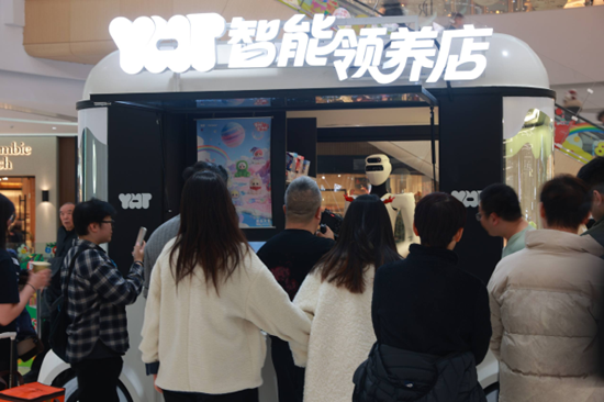 图注：北京顶级商圈的机器人MART前吸引大量顾客下单、拍照打卡