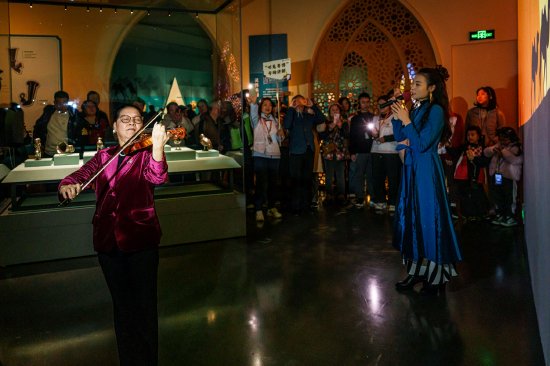 视障歌手在现场表演音乐快闪节目