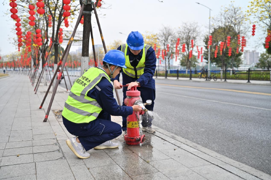 工作人员对供水设施开展巡查