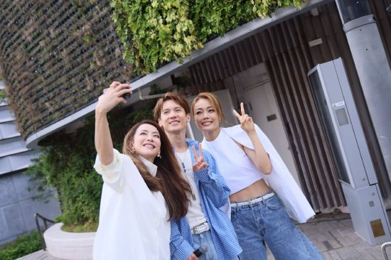 霍汶希、容祖儿及关智斌于尖沙咀星光大道为‘EEG 25+限定展’揭开序幕