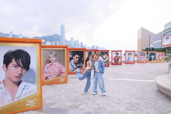 展览在星光大道上设置 11个大型“当年今日”艺人展板，让粉丝与心爱的歌手同框！