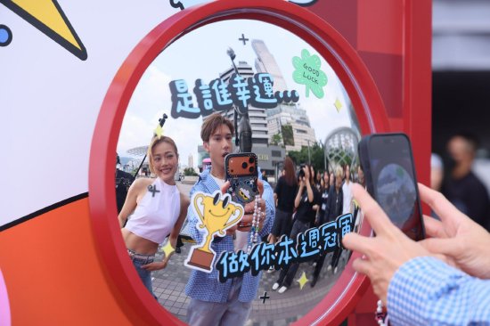 祖儿及 Kenny 在歌词镜前打卡。