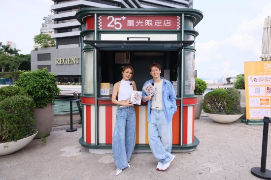 　　祖儿和 Kenny 充当限定星级导赏员，向途人“大 sell”纪念品，祖儿遇到内地粉丝围观更开玩笑表示杂志是现在最火的必买手信。Kenny 向粉丝透露有自己的绝密采访，更藏有一张“福利照”。