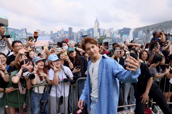 　　星光大道大批游人围观活动现场，更有粉丝早早到场捕捉偶像，祖儿及 Kenny 即场和粉丝合照及签名。