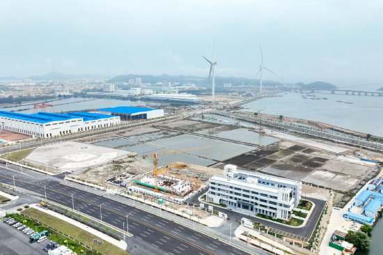 　　国内首个风电临海试验基地——广东省风电临海试验基地试验楼投产建成，远处是该基地正在测试风机的1、2号大容量海上风机测试机