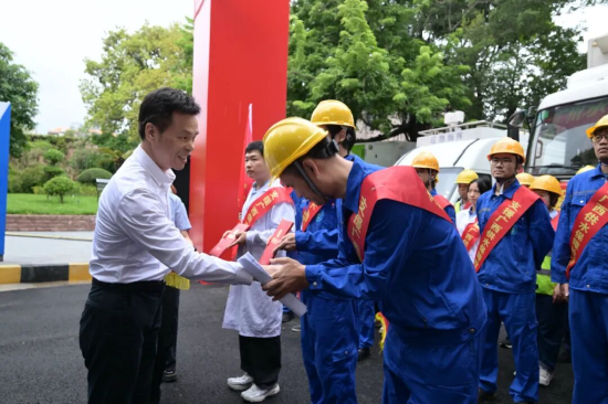 广州市政府副秘书长温炎基为出征队员颁发荣誉证书