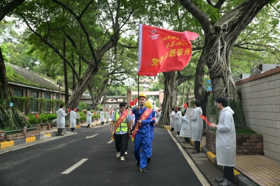 迎接英雄队伍回家
