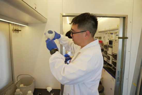 应急供水支援人员投入高强度勘查制水作业