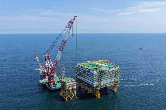 　海上施工中的广东阳江三山岛海上风电柔直输电工程。此次发布会上也发出了三山岛海洋平台具体应用场景，力求把真实工况变成新技术的“试金石”。（陈志军/图）