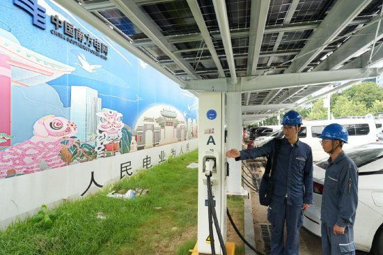 　　南方电网广东佛山禅城局用电检查人员重点对文华公园“超充站”充电设备接地、绝缘状况及智能微电网系统进行“深度体检”（杜萱摄）
