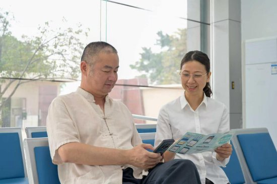 南方电网广东揭阳揭东供电局登岗供电所营业厅人员为用户解答用电问题。（陈佳纯摄）