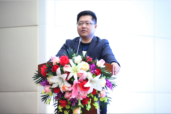 惠州市金雄城建筑科技有限公司总经理吴钦城给同学们颁奖.