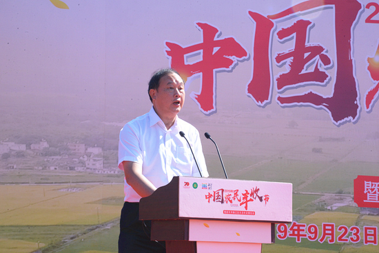 曲江区委副书记,区长伍文上台致辞