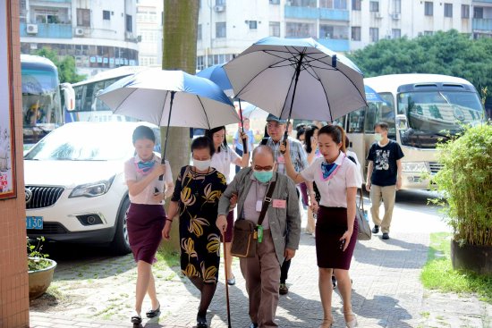  西山小学欢迎绵远堂乡亲回家