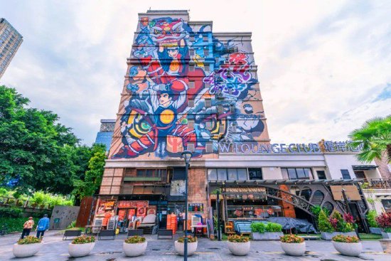 图:灯湖西街酒吧建筑外墙上,舞狮涂鸦展现佛山功夫。