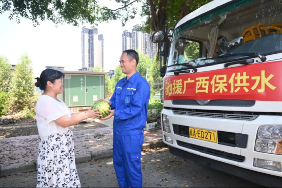 市民为应急供水队伍送来西瓜等解暑物资