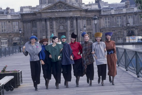 宋怀桂的模特团在巴黎,摄于1985 年 图片:Benoit Gysembergh via Getty Image