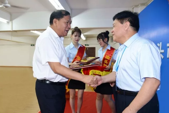 随后,曾湘澜同志,詹奕华同志和邵俊同志分别为选举产生的第一届市禁毒