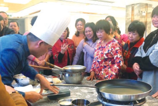 林潮带讲解磨刀的正确方法,选手围观学习.