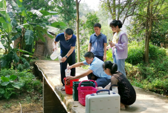 赣粤两地联合开展“北江源头”跨界断面水质监测。