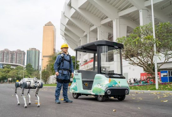在赛场周边,无人驾驶汽车、智能机器狗、机械外骨骼等科技力量为赛事电力保障提供坚实基础。(广州供电供图)