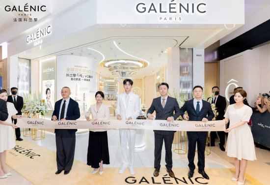 品牌星推官毕雯珺与品牌代表共同为科兰黎全国首家科技护肤精品店剪彩