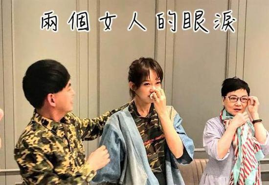 黄子佼下跪求婚画面曝光 两女人痛哭流泪,而他却在搞笑玩自拍?