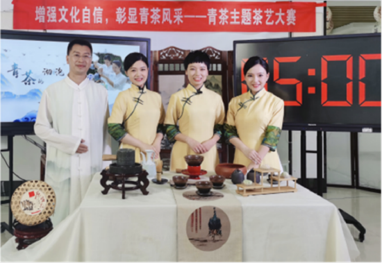 参加2022年全国职业院校教师教学技能大赛与团队教师合影