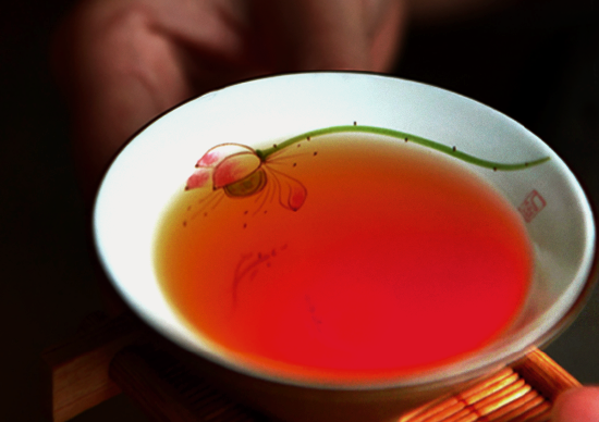 英德红茶汤色红亮,醇厚甘润,香高味爽