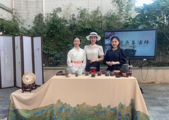 叶丹茗与顺齐茶艺师生合影