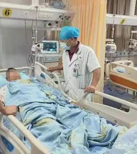 重症急救医学部主任林绍怡查看病情