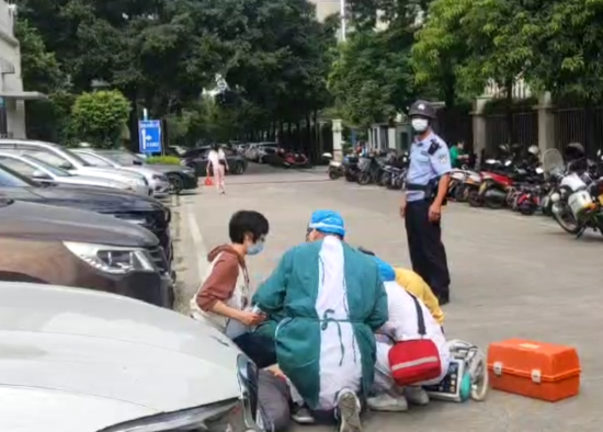 林敏仪与莫敏镱迅速加入抢救当中